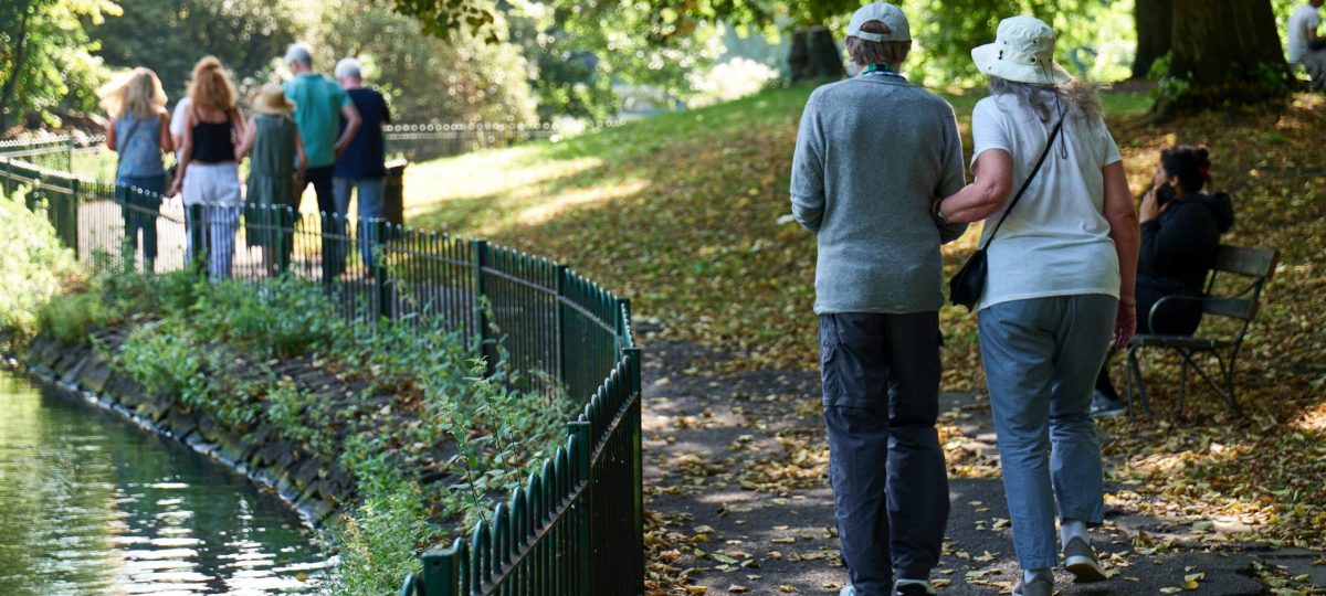 groep mensen aan het wandelen in de bos