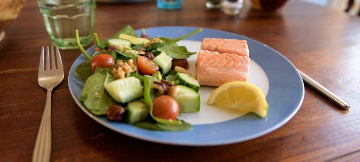 bord op tafel met zalm en groente