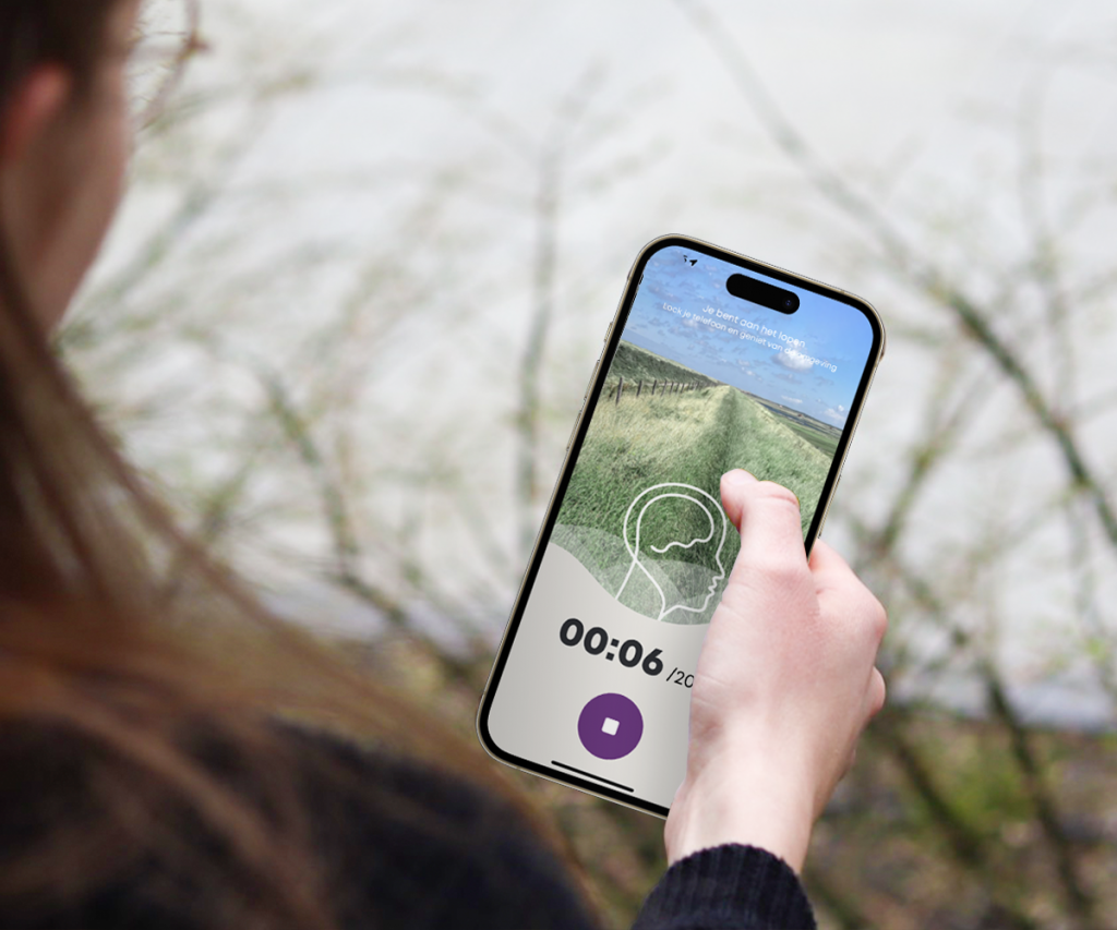 ommetje app - hand die telefoon vasthoudt