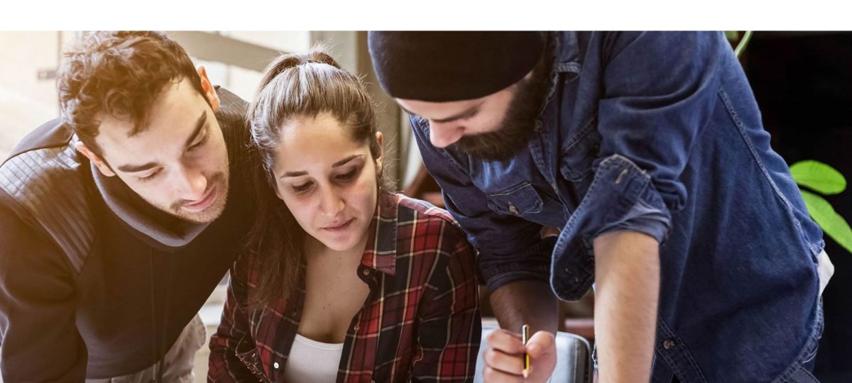 groep jonge mensen bij een laptop